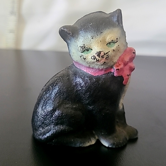 Vintage Hubey cast iron paperweight cat?_kitten with pink bow - Picture 1 of 2